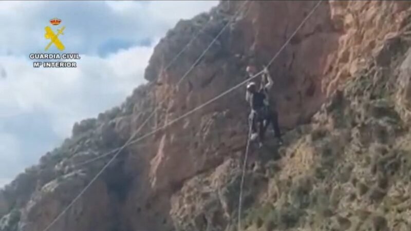 Rescatan a mujer atrapada en tirolina de Vía Ferrata de Güéjar Sierra