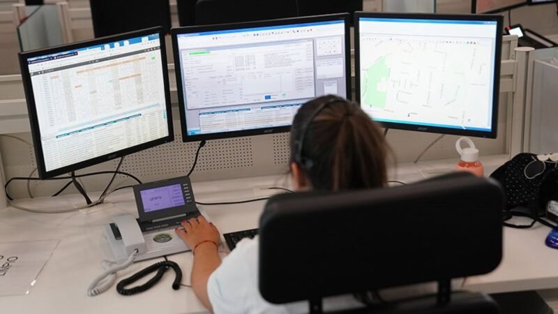 Tres personas afectadas por humo en incendio de enseres de persona sin techo en Granada.