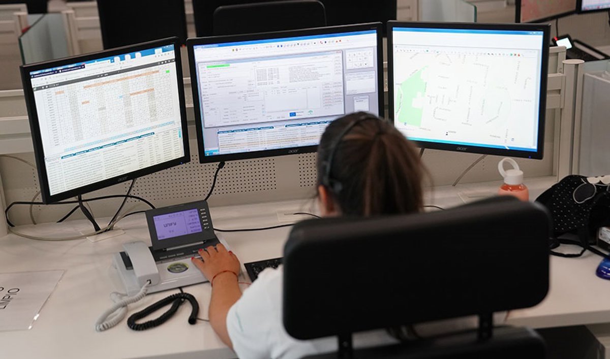 Tres personas afectadas por humo en incendio de enseres de persona sin techo en Granada.