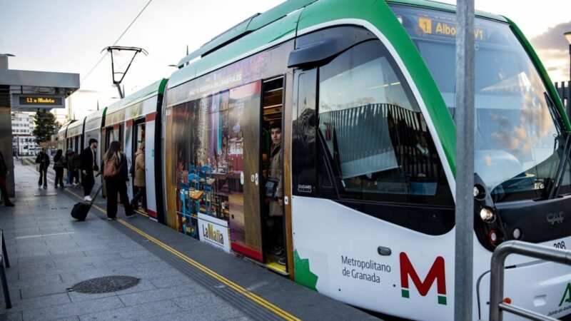 Conductor de 82 años herido leve en accidente con metro de Granada