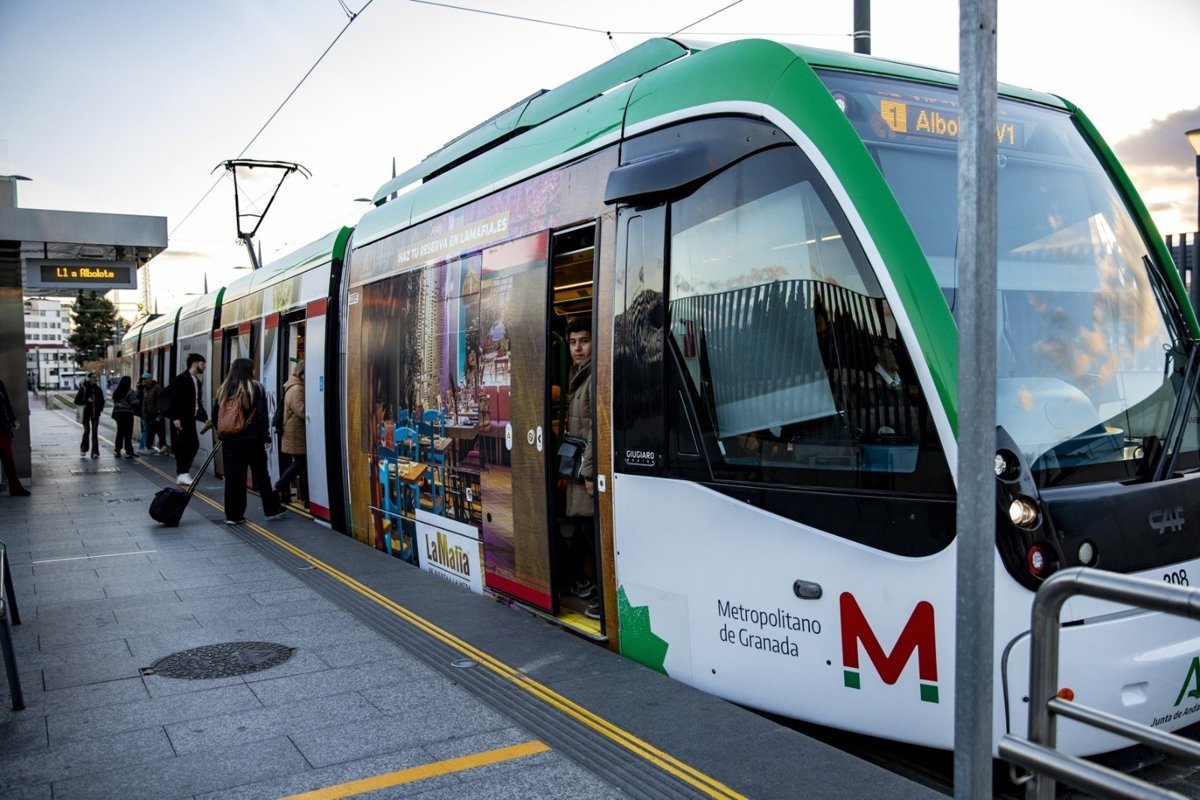 Conductor de 82 años herido leve en accidente con metro de Granada