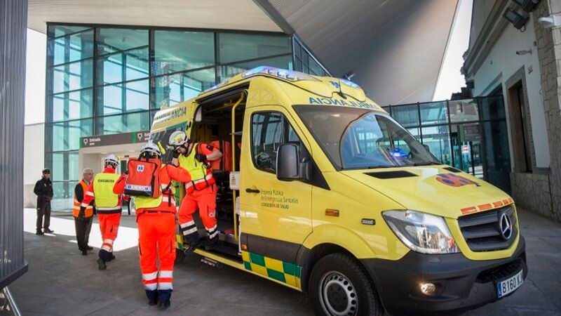 Dos trabajadores resultan heridos al ser golpeados en la cabeza con una viga en Motril (Granada)