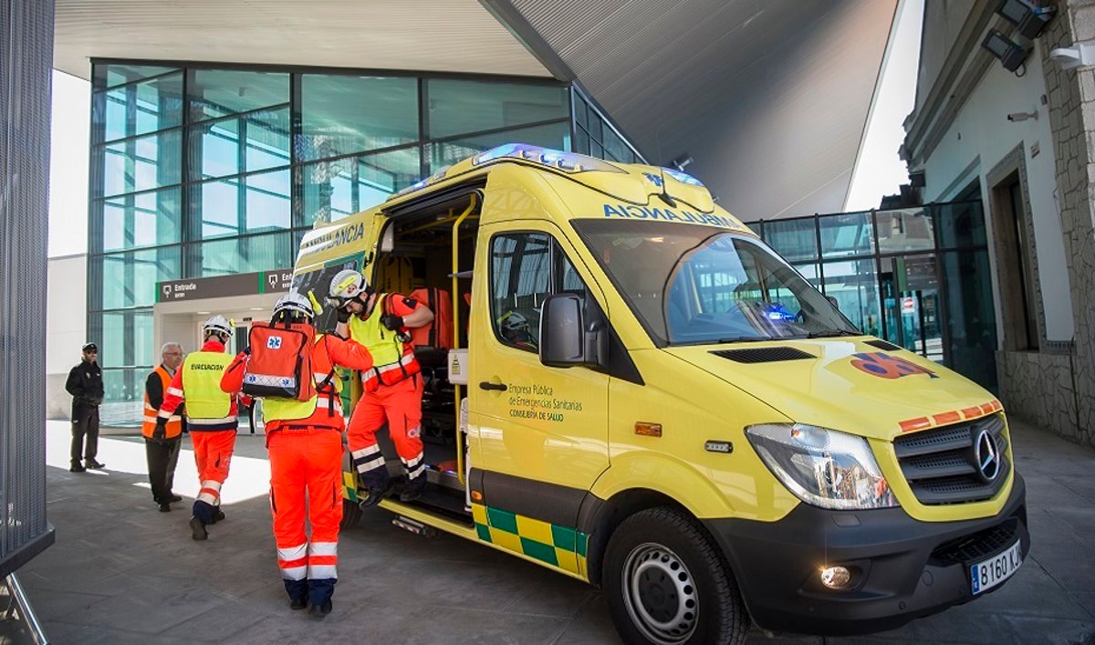 Dos trabajadores resultan heridos al ser golpeados en la cabeza con una viga en Motril (Granada)