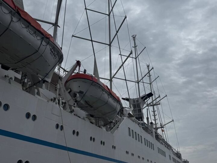 El Club Med 2, el mayor velero de crucero comercial, visita Motril en su ruta mediterránea