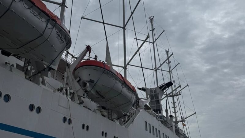 El Club Med 2, el mayor velero de crucero comercial, visita Motril en su ruta mediterránea