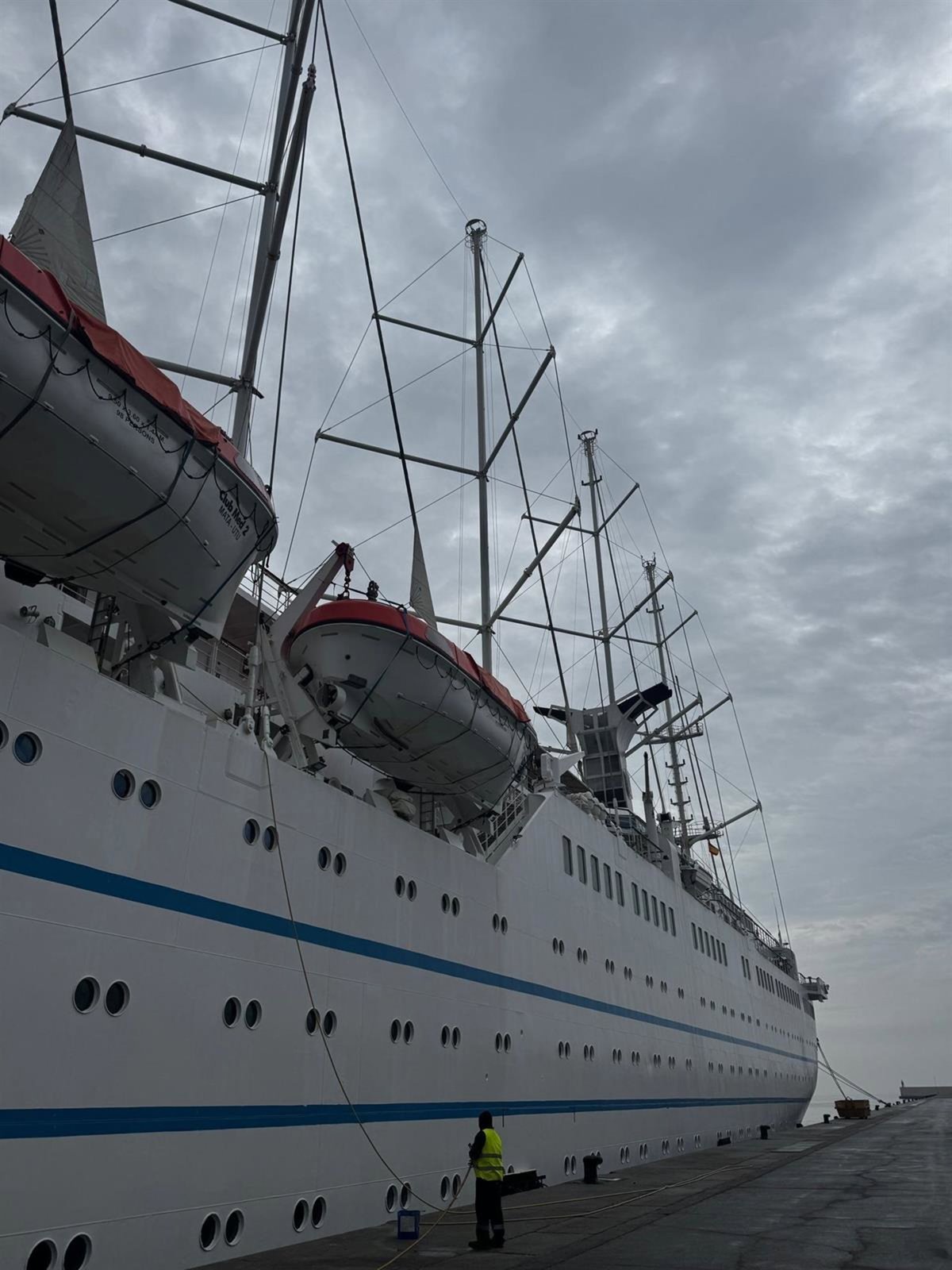 El Club Med 2, el mayor velero de crucero comercial, visita Motril en su ruta mediterránea
