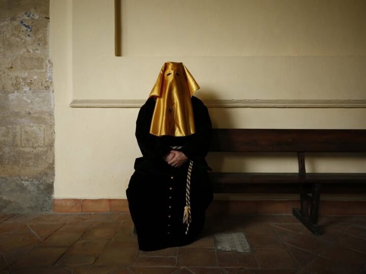 La Hermandad de la Soledad de Granada libera este Viernes Santo a un condenado por delito de drogas.
