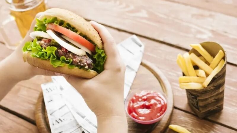 Logotipos y anuncios de comida rápida captan la atención incluso sin hambre, según estudio de la UGR.