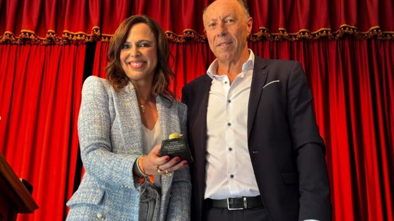 Rocío Díaz recibe la Níspola de Oro en Otívar por su trayectoria en política.