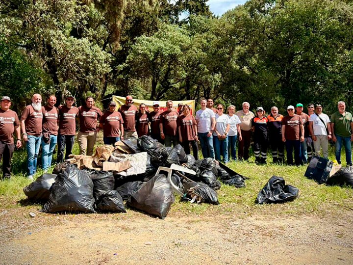 Voluntarios colaboran en la limpieza del Parque Natural La Breña y Marismas del Barbate
