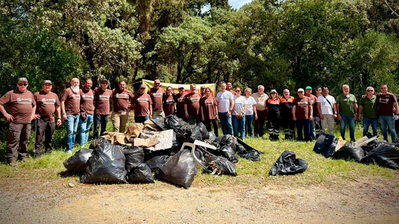Voluntarios colaboran en la limpieza del Parque Natural La Breña y Marismas del Barbate