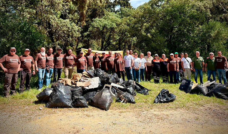Voluntarios colaboran en la limpieza del Parque Natural La Breña y Marismas del Barbate