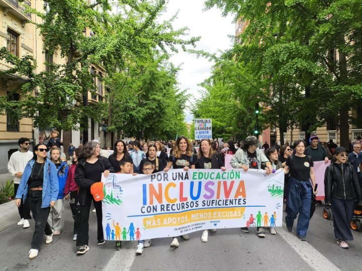 Adelante Andalucía Granada apoya manifestación por familias NEAE y critica recortes en educación inclusiva.