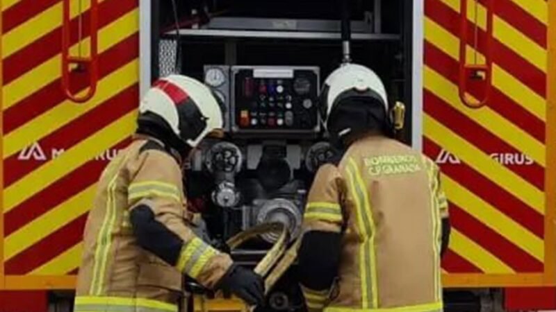 Hombre evacuado al hospital tras incendio en su casa en Pinos Puente (Granada)